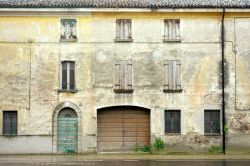 Una vecchia cascina a San Benedetto Po, in piena pianura Padana, Lombardia meridionale - © ValeStock / Shutterstock.com 