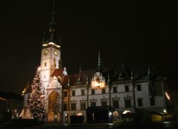 Lo storico Municipio di Olomouc, fotografato durante il Natale. Siamo in moravia, nell'este della Repubblica Ceca - © katatonia82 / Shutterstock.com