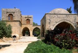 Il monastero di Agia Napa sull'isola di Cipro - © P Phillips / Shutterstock.com