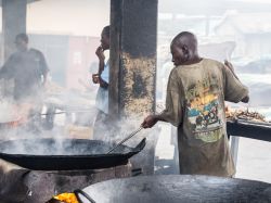 Mercato del pesce di Mzizima a Dar es Salaam, Tanzania - Abitanti della città friggono pesce nel grande mercato di Mzizima nel porto di Dar es Salaam © Magdalena Paluchowska / Shutterstock.com ...