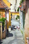 Una via lastricata nel centro storico, appena sotto alla fortezza di Sighisoara in Romania - © Pixachi / Shutterstock.com 