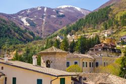 Le montagne che circondono il villaggio di Scanno in Abruzzo - © Buffy1982 / Shutterstock.com