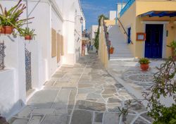 Vicolo di Paros, Grecia. Nel corso degli ultimi decenni quest'isola greca è diventata una delle destinazioni turistiche più popolari delle Cicladi grazie alle sue spiagge e ...