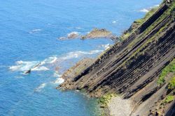 Le rocce stratificate della Costa Vasca, dintorni di Deba, Spagna