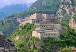 Il Forte di Bard domina la parte terminale della Valle d'Aosta, laddove la Dora Baltea si prepara all'ingresso in Piemonte