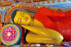 La statua del Buddha sdraiato nel tempio di Isurumuniya, Anuradhapura, Sri Lanka.
