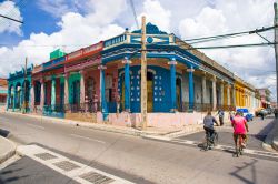 Un caratteristico angolo della città di Pinar del Rio (Cuba), con vecchi edifici coloniali recentemente dipinti - foto © Fotos593 / Shutterstock.com