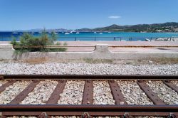 La ferrovia a Ile Rousse, in riva al mare