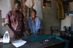 Designer di moda a Dar es Salaam, Tanzania - Ummi Lusinga, a destra: questa giovane stilista di Dar es Salaam disegna e cuce abiti con tessuti e stoffe dai colori sgargianti © africa924 ...