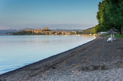 Una spiaggia sul Lago di Bolsena nei dintorni di Capodimonte - © FPWing / Shutterstock.com