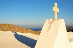 Particolare della chiesa di Keraleousa a Kythnos, Grecia. La croce della graziosa chiesetta al castello di Oria, la bizantina capitale medievale fortificata di Kythnos sino al 1570 - © ...