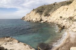 Un tratto di costa rocciosa lambita dal Mare Mediterraneo nei pressi di La Vila Joiosa, Spagna.



