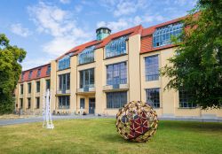 L'edificio principale dell'Università di Bauhaus di Weimar, Germania, fondata nel 1860. Dal 1996 questi storici palazzi sono Patrimonio Mondiale dell'Unesco - © pp1 / ...