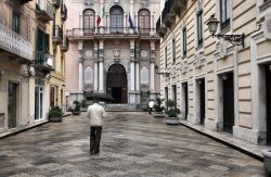 Centro storico di Trapani, Sicilia - Lungo le principali vie di Trapani si affacciano chiese e palazzi barocchi che con il loro fascino riportano la città indietro nel tempo © Tupungato ...
