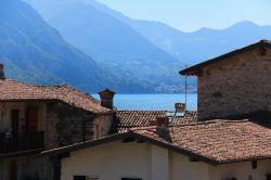 Tetti del centro storico di Costa Volpino sul lago d'Iseo