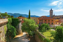 Il panorama del centro di Sarzana in Liguria, fotografato dalla fortezza Firmafede - © YRABOTA / Shutterstock.com