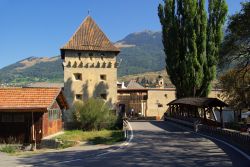 Scorcio panoramico sul piccolo centro di Glorenza, in provincia di Bolzano, con una torre caratterizzata dalla tipica copertura tirolese - © LianeM / Shutterstock.com