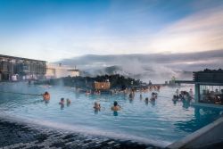 Turisti al tramonto nella Bloue Lagoon di Grindavik in Islanda - © Roberto La Rosa / Shutterstock.com