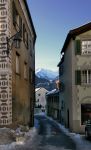 Una via del centro storico di Maienfeld, in Svizzera, la città natale della scrittrice Johanna Spyri che qui scrisse il libro di Heidi - © Jan Bruder / Shutterstock.com