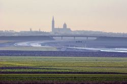 Silhouette della città di Dakovo, Croazia, vista da un campo coltivato. Il territorio cittadino si estende su un'area di circa 170 chilometri quadrati e conta una popolazione di oltre ...