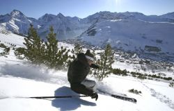 Uno sciatore in azione sulle piste alle Deux Alpes in Francia - © bruno longo - www.les2alpes.com