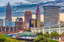 Skyline della città di Cleveland, Ohio, lungo le rive del fiume Cuyahoga al crepuscolo.

