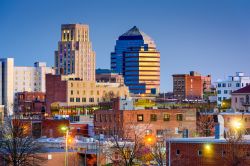Skyline della città di Durham, Carolina del Nord, USA. E' la quarta città dello stato per dimensioni oltre che capoluogo dell'omonima contea.
