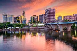 Skyline di Hartford al tramonto, con uno scorcio del grande fiume Connecticut.
