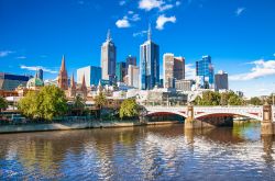 Skyline di Melbourne sino alla Flinders Street Station, Australia. Principale stazione della rete suburbana, la Flinders Street Station è situata vicino al fiume Yarra.
