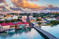 Skyline di St. John's, porto di Antigua, al crepuscolo (Caraibi).




