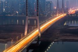 Skyline di un ponte di Nanchang, Cina, by night. Sorge lungo il corso inferiore dei fiumi Ganjiang e Wuhe e confina con il lago Poyang, il più grande d'acqua dolce del paese.
