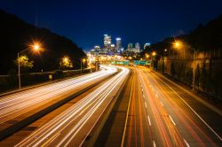 Skyline notturna della strada I-279 a Pittsburgh, Pennsylvania (USA).
