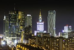 Skyline notturna di Varsavia, Polonia. La lunga storia della città si riflette nella sua architettura che va dalle chiese gotiche e dai palazzi neoclassici ai blocchi di epoca sovietica ...