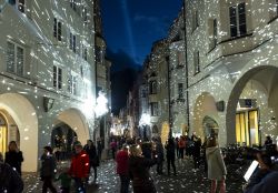 Snow Glow al Water Light Festival, installazione by Spectaculaires nel centro di Bressanone - © Pierluigi Orler / www.brixen.org