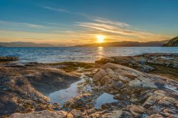 Durante l'estate in Norvegia il sole non tramonta mai a nord del Circolo Artico e per qualche mese è visibile 24 ore al giorno. Il fenomeno del "sole a mezzanotte" è ...