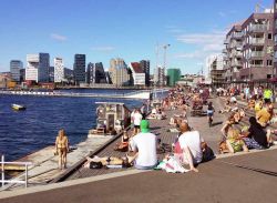 Sorenga, la piscina con acqua di mare più grande della Norvegia  lungo il molo dell'omonimo quartiere di Oslo. E' aperta in estate per la gioia di famiglie e bambini, anche ...