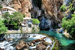 La sorgente del fiume Buna crea uno dei paesaggi più belli di'Europa a Blagaj, Bosnia-Erzegovina - il villaggio di Blagaj, vero e proprio paradiso naturalistico ma anche architettonico ...