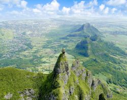 Panorama aereo del monte Pieter Both, Mauritius - Seconda montagna più alta dell'isola con i suoi 820 metri, questo rilievo montuoso prende il suo nome da Pieter Both, primo governatore ...