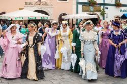 Figuranti in costume durante lo Spancirfest, un festival di artisi di strada che si tiene ogni anno dal 1999 nel mese di agosto a Varazdin (Croazia) - foto © Deymos.HR
