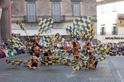 Spendieratori nella piazza centrale di Acquapendente durante la Festa dei Pugnaloni - © megastocker / Shutterstock.com