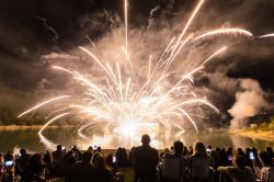 Spettacolo di fuochi artificiali sul Lago di Fiastra nelle Marche