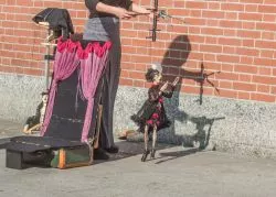 Spettacolo di pupi siciliani in una via di Buseto Palizzolo