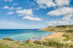 Vista panoramica di una spiaggia dell'isola di Gozo (Malta) - Di isole e di spiagge ce ne sono moltissime e tante anche piuttosto meritevoli. Quello che succede a Gozo però crea un ...