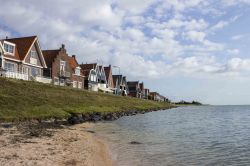 Spiaggia sullo Zuidersee a Volendam, Olanda - Con le caratteristiche casette affacciate sullo Zuidersee, Volendam vanta alcune graziose spiaggette di sabbia. Lo Zuidersee, mare interno che raggiunge ...