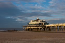 Spiaggia a Blankenberge, Belgio. Qui il turismo ha iniziato a svilupparsi grazie alla vicinanca con grandi città limitrofe fra cui Bruges.
