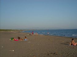 Una delle lunghe spiagge a Montalto di Castro, dalle tipiche sabbie grigie ed il mare pulito  - © Urantia, CC BY-SA 3.0, Wikiledia Commons