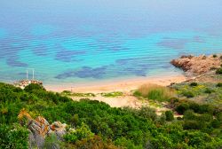 Macchia mediterranea e mare cristallino: le perle di San Teodoro, Sardegna - San Teodoro, comune in provincia di Olbia-Tempio, nel nord della Sardegna, è una delle mete più frequentate ...