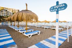 Spiaggia attrezzata a Torremolinos, Spagna. Sdraio e ombrelloni a Play Coquina, una delle spiagge più in voga di questa località andalusa - © Pabkov / Shutterstock.com ...