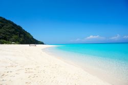 Boracay è l'isola più turistica delle Filippine. Si trova a nord dell'isola di Panay nella regione della Visayas Occidentale, ed è famosa per le sue spiagge.