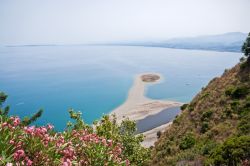 Spiaggia di capo Tindari e Riserva Naturale Orientata Laghetti di Marinello (Sicilia) - Sembra che il paesaggio mostrato in questa immagine sia così sconfinato da non avere fine. ...